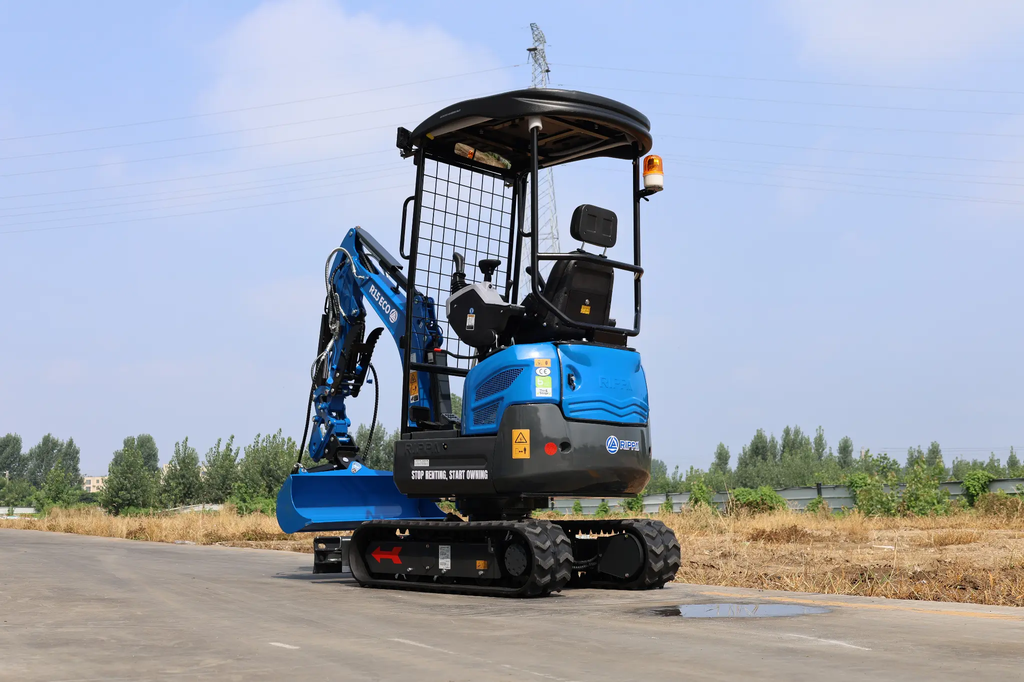 Miniexcavadora compacta azul preparada para trabajar